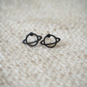  - minimailtisk örhängen / material : rodium, nickel ● frakt 10 kr (upp till 3 par) 