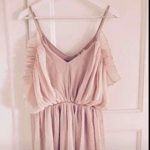  - 🌸Söt sommarklänning från HM ! Säljer då den är lite kort för mig. Storlek 34! Kan skickas mot betalning 🌸