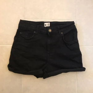  - Shorts från gina tricot, knappt använda. Säg till om du vill ha fler bilder.