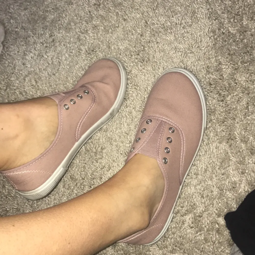 Små söta rosa skor! Bara använt två gånger, bekväma och lätta att ta på. Skor.