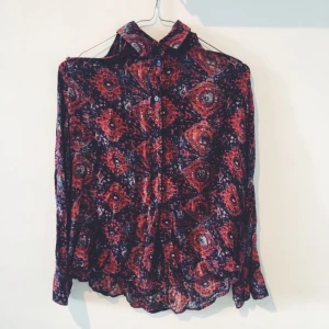  - Hur snygg skjorta som helst fr Urban Outfitters. Passar fint på en 34/36a. Öppen i axlarna. Kommer tyvärr inte till användning. 