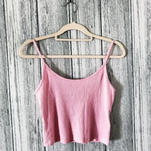  - Croptop från Bik Bok  Säljes för 50kr, inkl frakt.  Betalning sker via swish.