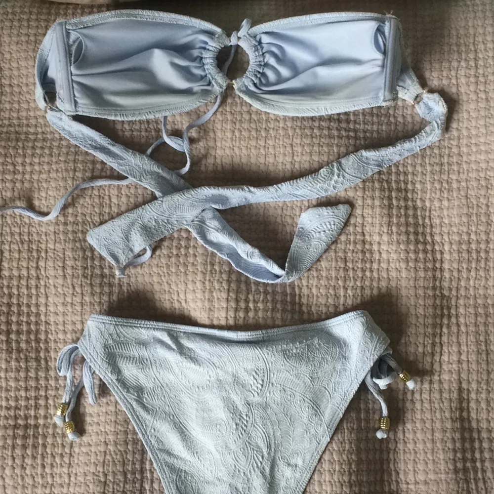 Fin ljusblå bikini med mönster och ring-detalj på överdelen. Knappt använda! Storlek S. . Övrigt.
