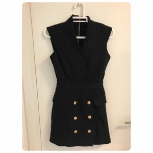  - Svart elegant klänning, väldigt ny och fräsch, passar bra till finare fester eller middag 