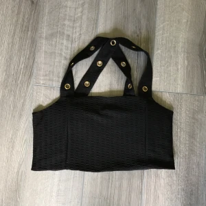  - Riktigt snygg fest topp från Nelly! Storlek M men passar definitivt en S. Aldrig använd