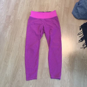  - Stretchiga sköna, något tjockare träningstights från hm. Knappt använda. Köpare betalar frakten.