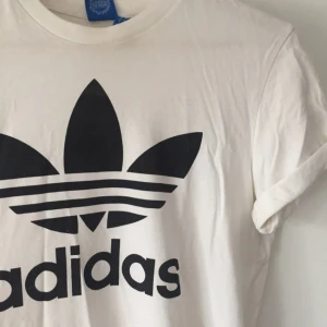  - T-shirt från Adidas, den har en oversized passform på mig som har s/m 