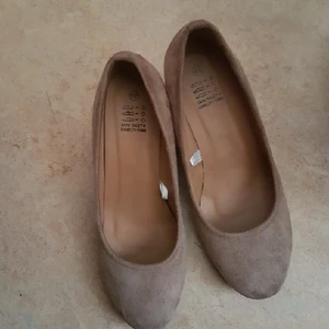  - bruna kilklackar, jättefint skick. Endast använda 1 gång, säljes pga viktnedgång. 