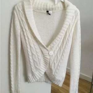  - Stickad kofta från Hm som är lite liten i storlek. Annars jättefin och varm! :) 