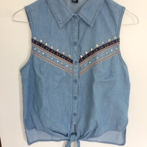  - "Jeans"väst från Forever 21 (100% bomull) i mycket bra skick, använd ett fåtal gånger. 