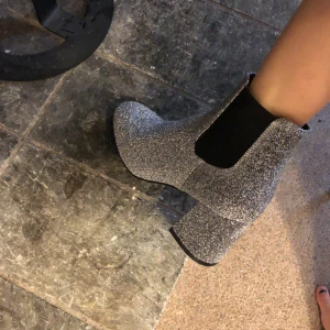 Glitter skor! - Glitter boots, glitter skor, glitter klackar jag beställde från ellos. Aldrig använda! Super bekväma och lätta att gå i! Hör av er vid frågor!