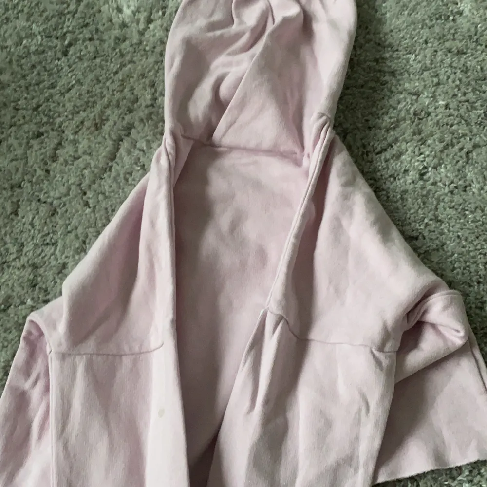 En rosa kroppad hoodie från soc som jag använt 1 gång säljer för den inte passar in i min stil . Hoodies.
