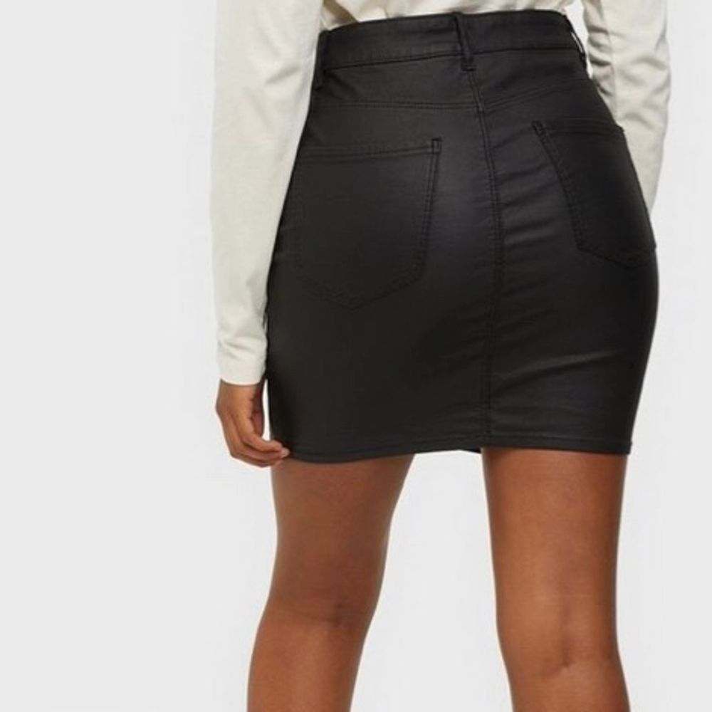 Säljer denna kjol på grund av ingen användning. Haft den kanske 1,5 år och användt 4-5 gånger om ens det. Köpte för 299kr säljer för 150kr. Köparen står för frakten. Strl xs men är lite stretchig.. Kjolar.