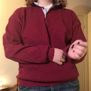 Vintage tjocktröja - mörkröd pikétjocktröja från Harvest, oversized på mig som bär m-l. möts i sthlm eller köparen står för frakt