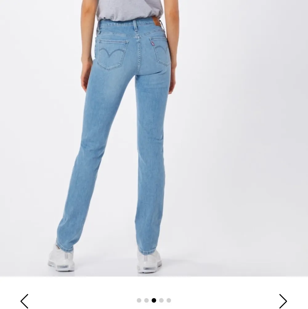 Levis jeans i jätte bra skick, ny pris 1149. Waist 28 och jag är en s/m. Inte bootcut men pösiga längst ned, högmidjade. Frakt ingår ej💙🦋. Jeans & Byxor.