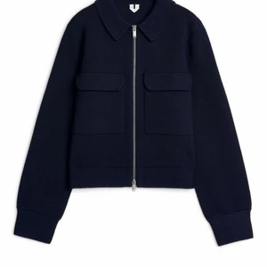 Jacka - Säljer denna sjukt snygga jacka från arket!! Älskar denna och den är perfekt till både hösten och våren, storlek L men jag har vanligtvis S och den passar mig super bra!