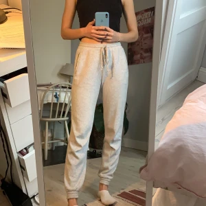 Brandy Melville sweatpants - Mjukisbyxor från Brandy Melville! Byxorna är i One size. Jag har vanligtvis storlek S och är 170. Köparen står för frakt på 60 kr😊