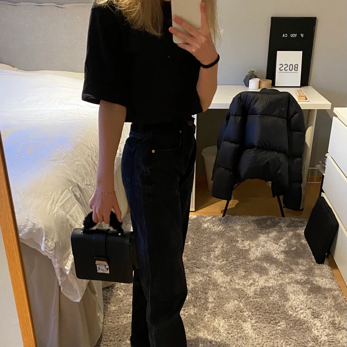 Väska med fluffigt handtag