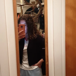 Calvin klein kofta storlek S - Säljer denna calvin Klein koftan i storlek S för 100kr då den är för kort för mig i armarna. Använt fåtal gånger. Funkar till vardagliga saker men även för fest. OBS! Köparen står för frakten. 