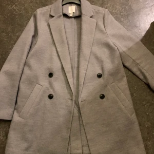 Grå kappa! - Kappa från hm. Använd ett fåtal gånger. Frakt 49kr