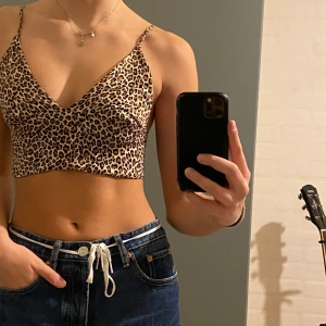Leopard topp - Helt oanvänd topp köpt på ZARA. Storlek M men passar mig som är S!  HÖGSTA BUD 90kr exklusive frakt. Budgivandet avslutas onsdagen den 25/11