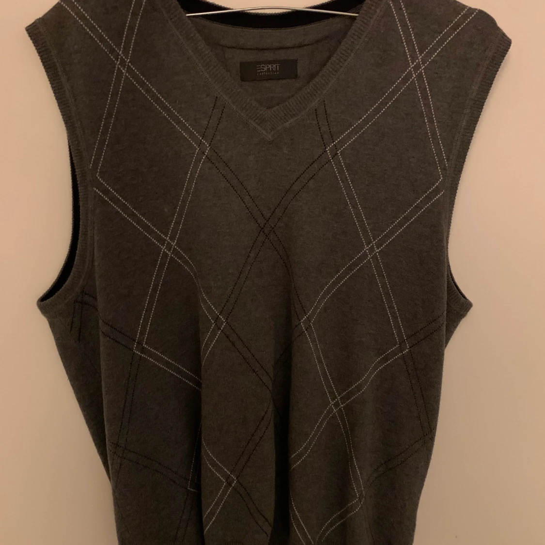 grå väst med rutigt mönster - 90