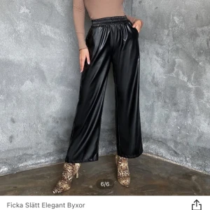 Oanvända skinnbyxor - Säljer dessa helt nya oanvända fakeskinn/pu byxor ifrån shein i storlek XS. säljer för att jag råkade beställa 2 stycken. Nypris är 159kr. Säljer för 85