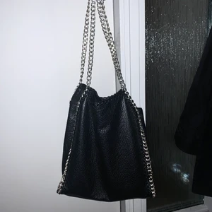 Svart kedjeväska  - Väskan är ungefär 1 år gammal men fortfarande fint skick. Köpt på scorett för 550 kr, säljer nu pga använder inte längre tyvärr.