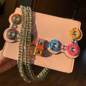 Handväska - Cool och unik helt ny väska köpt i Sydkorea. Man kan använda väskan som en axelremsväska eller axelväska då kedjan går att justera🌟🌟 Frakt 50kr❣️ Men kan även mötas upp