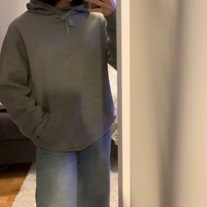 Grå hoodie - Säljer oversized grå hoodie! Ganska tunn i materialet. Passar s/M/L beroende på hur man vill ha passformen.