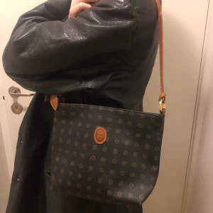 Second hand väska!! - Liten väska att ha över axeln! Får plats med de viktigaste! Gulligt mönster på med ljusbruna detaljer💗