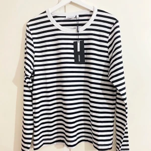 Randig tröja från Weekday - Jättefin och mysig tröja från Weekday. Helt ny med prislappar kvar. Superskönt material, passar perfekt till hösten och vintern. Storlek L men passar mig med S/M.