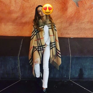 Burrebery sjal medan luva äkta päls säljer för 800 sista pris 600 - Använd 3 gånger Max 