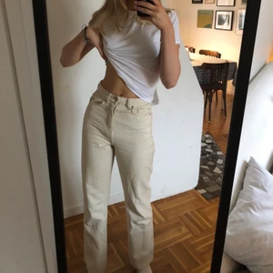 Jeans från weekday, modell row - Intressekoll på mina weekdayjeans i modell row. Är 174 som längdreferrens. Säljer endast vid väldigt bra bud💗 startbud: 200kr, säg til om du vill veta nuvarande bud!