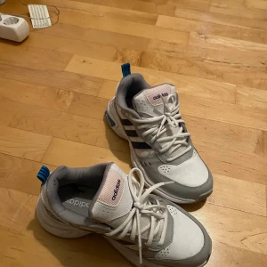 Adidas skor - Adidas sneakers storlek 38. 80-90 tals vibe. Knappt använda.