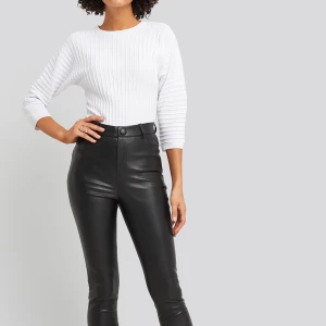 Skinnbyxor - Byxor i skinnimitation från Nakd. Säljer pga att jag inte är så förtjust i materialet. Använda 2 ggr. Bud från 150kr!