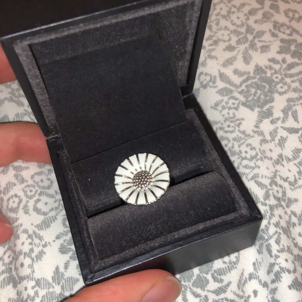 Säljer denna ring från georg jensen. Nypris ca 1700kr och knappt använd! Fick den i present så vet inte storleken men kan ta reda på det vid intresse❤️ Kan mötas upp eller frakta❤️. Accessoarer.