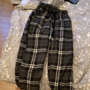 Rutiga mjukisbyxor - Super fina rutiga mjukisbyxor. Passar både kille och tjej. Perfekta vida mjukisarna. Använda fåtal gånger. Frakt tillkommer💙 passar mig som är en S