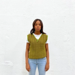 Stickad no:7 - IMASKOPI x PHILIPPA - Stickad secondhand-väst som är en re-make av @imaskopi i samarbete med Philippa Parnevik. Västen passar en S-L, beroenden på önskad passform.