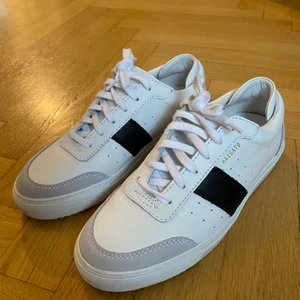 Skor från Axel Arigato  - Säljer mina skor från Axel Arigato i stl 40! De är använda 2 ggr och är i fint skick! Köpare står för frakt, kan också hämtas upp i Lund.