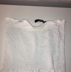 Top - Croptop från Bikbok , strl XS/ passar S . Frakt tillkommer