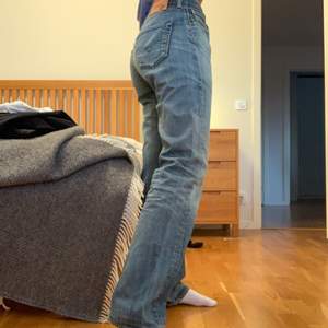 Vintage unisex jeans! Härligt långa (jag är 1,72) och distressed. Skador i skrevet som ej syns när man har byxorna på sig (sista bilden). 