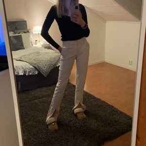 Kostymbyxor med slit - As snygga kostym byxor med slit framtill från mango😍😍 säljes då dem är för stora för mig aldrig använda💕