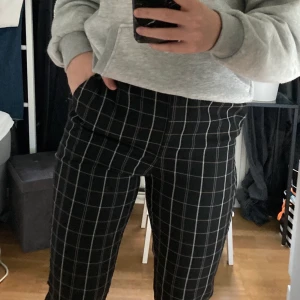 Rutiga kostymbyxor  - Kostymbyxor från VERO MODA tall, storlek 38. Köpta på zalando för ett tag sen men är endast använda en gång så de är i stort sett i nyskick. 