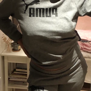 Puma mjukisset  - grått melerat mjukissett från Puma! överdelen är i storlek S och underdelen är i storlek M. sista bilden är muddarna på mjukisbyxorna. köparen står för frakten!✨