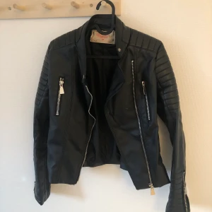 Skinnjacka - Skinnjacka i strl 38. Helt oanvänd. Köparen står för frakt!