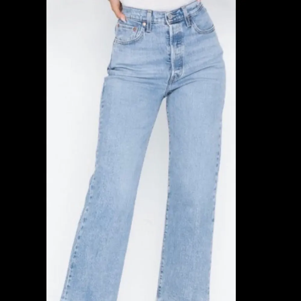 Säljer mina fina Levis jeans i stl 24/25 i midjan och 29 i längd. Sparsamt använda och är i väldigt bra skick! Ny pris 1099 (bud ligger på 550kr). Jeans & Byxor.