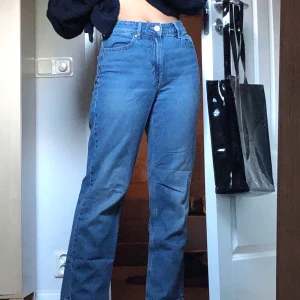 Blåa jeans hm, high/midi-waist  - Ett par blåa jeans från hm i storlek s, dem är insydda i midjan så det är bara att fråga om ni vill veta något. (Sydd av skräddare, dvs har ej gjort själv) Jeansen har använts och har lite märken se bild. Men inte så märkvärdigt enligt mig. Kan kanske mötas o frakta (fråga efter fraktpris). 