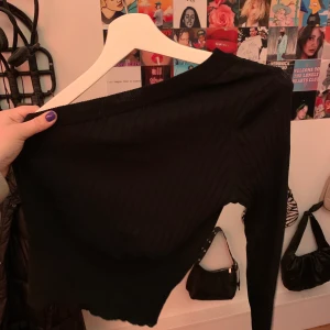 Oneshoulder tröja från bikbok - En oneshoulder tröja från bikbok i strl M, jättefint skick då jag endast använt den en gång! Köparen står för frakt!