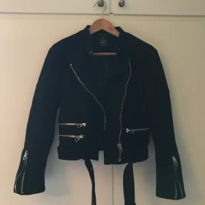 Biker jacka Zara - Supersnygg och lättanvänd jacka som jag tyvärr vuxit ur... I fint skick! Jackan är svart med silvriga detaljer och är i Faux suede material. Storlek M men skulle säga S. 🌟💗 nypris 499:-